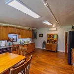 The Arctic Loft - A Sleek Spacious And Centrally Located Urban Retreat