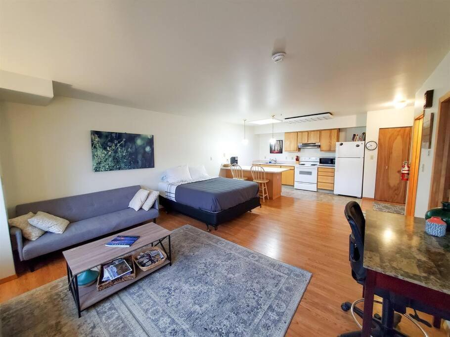 Downtown Gem: 1br With Stunning Views! *