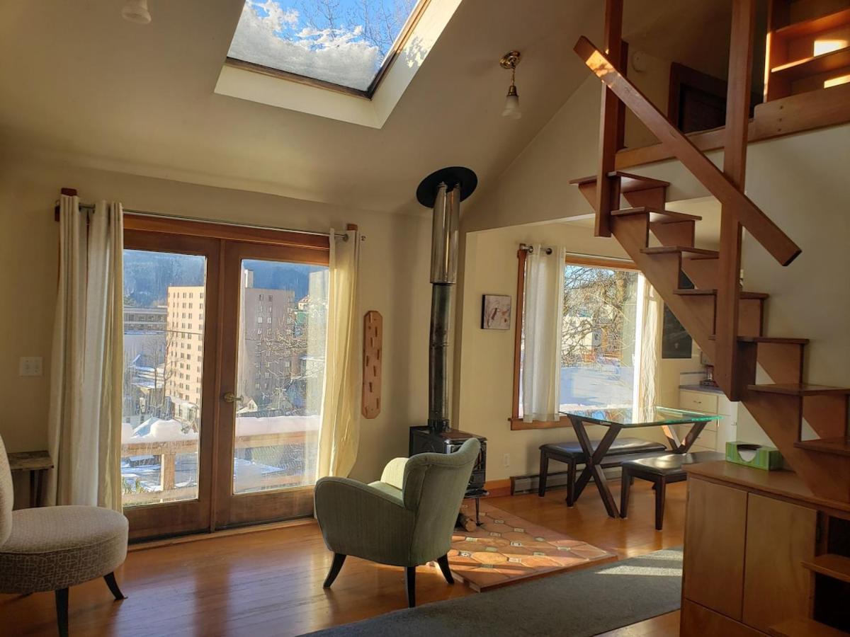 Downtown Hillside Chalet *
